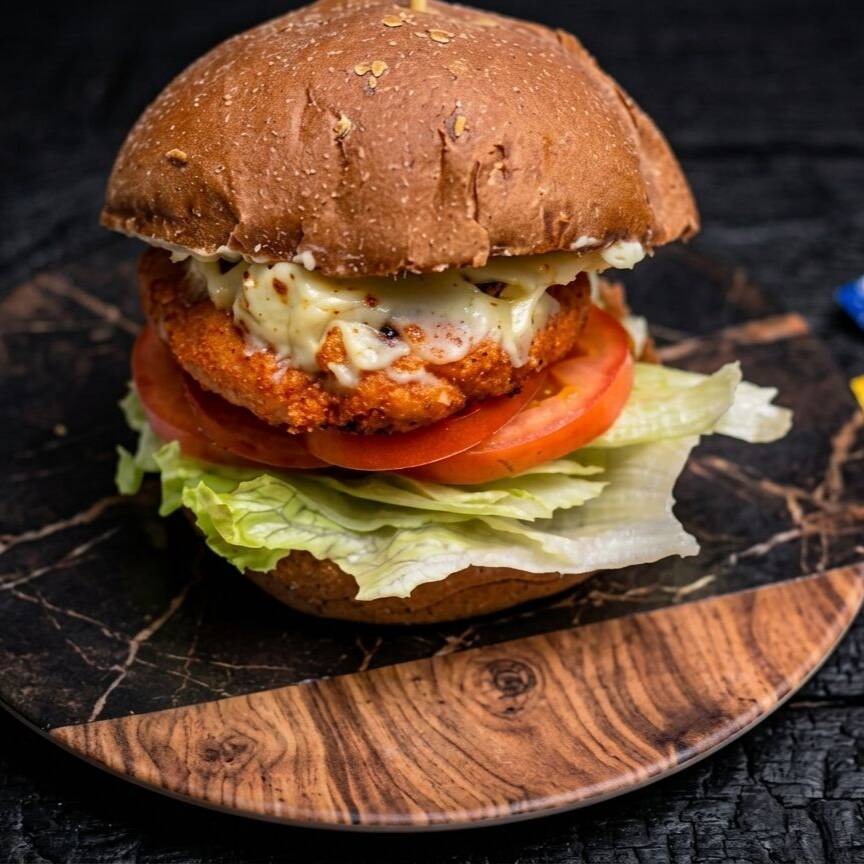 pão australiano, carne de frango 160g, requeijão, alface americana e tomate fresca