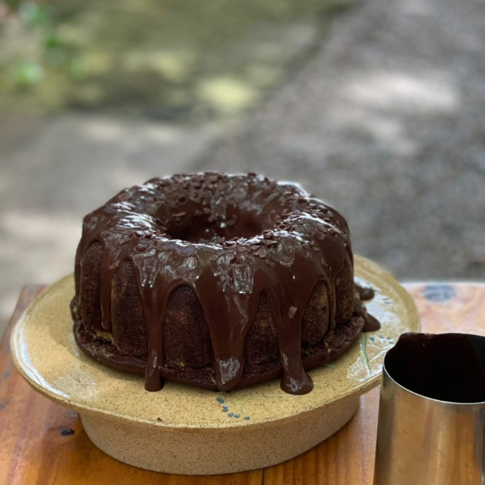 Bolo inteiro de chocolate com cobertura de Brigadeiro. 1,4kg.