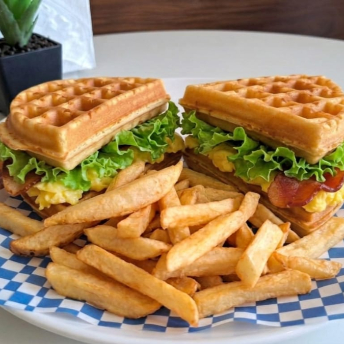Sandwich waffle con huevo y jamón con papas