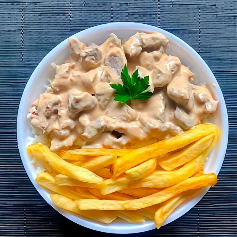 Marmita Strogonoff com cubos de frango ao molho tradicional (catchup, motarda e creme de leite). Acompanha arroz e batata Frita Marmita quentinha, Marmita para uma pessoa de 450g. Foto da marmita