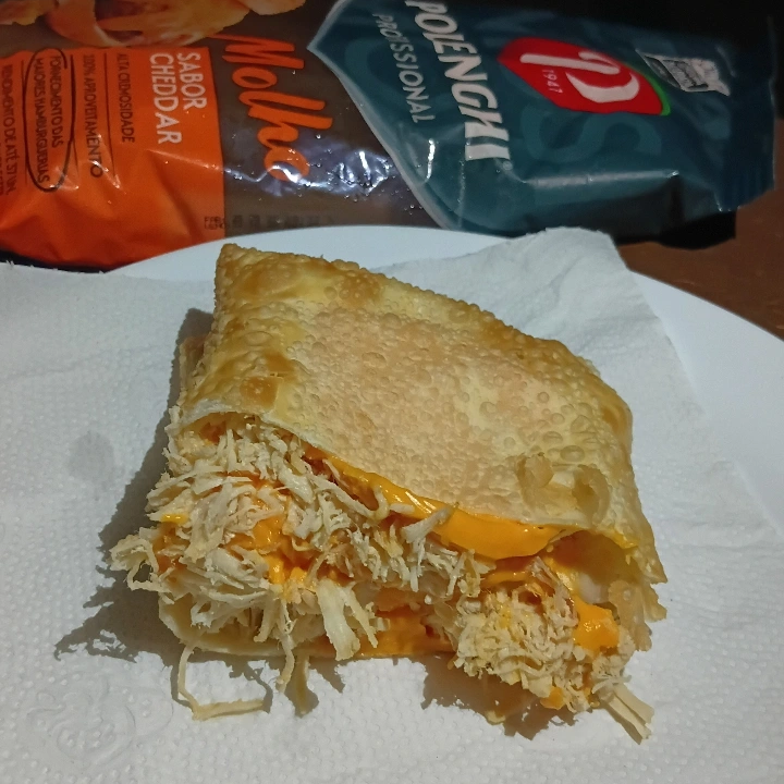 16 cm
Frango desfiado bem temperado, cheddar cremoso e massa crocante. Preparado na hora, com recheio generoso e muito sabor em cada mordida.