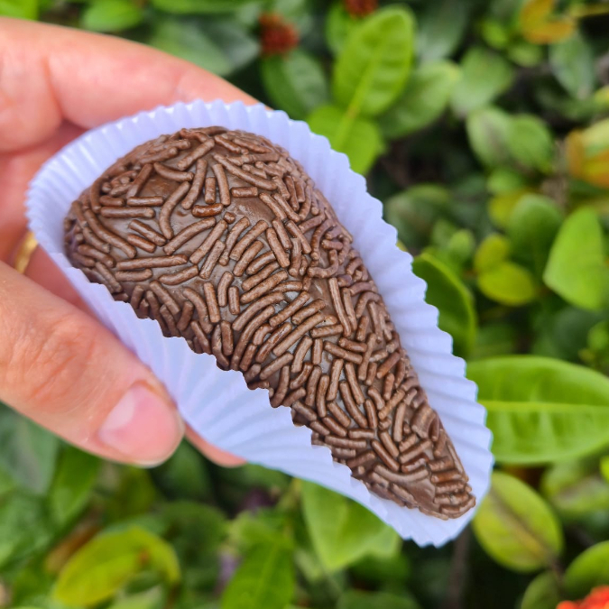 A nossa famosa coxinha doce! Feita com brigadeiro de panela real (ponto de enrolar), usando chocolate nobre para garantir aquela cremosidade que derrete na boca. No centro, um morango fresquinho e suculento. Um doce artesanal, feito no dia, para garantir o máximo de frescor e sabor.