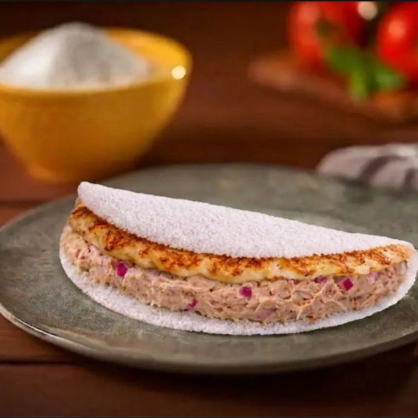 Massa de Tapioca recheada com atum temperado com cebola roxa e queijo coalho