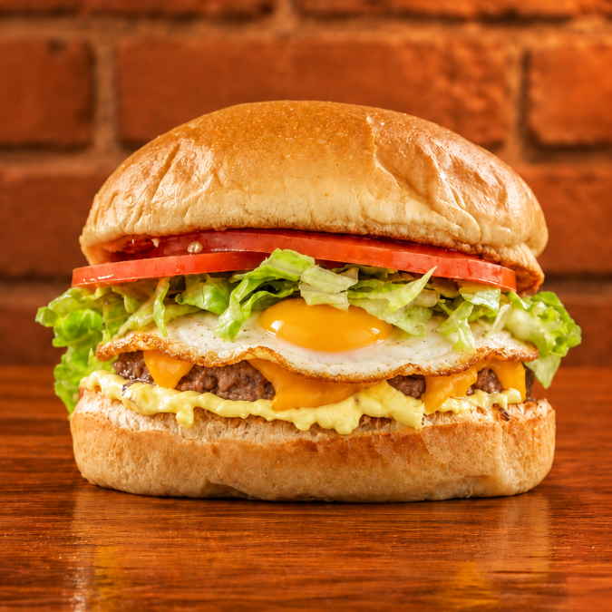 Pão gourmet com burguer artesanal 60g, ovo, molho Samuka e salada. Uma combinação caprichada que reúne o sabor do molho da casa e a variedade dos ingredientes em cada mordida!