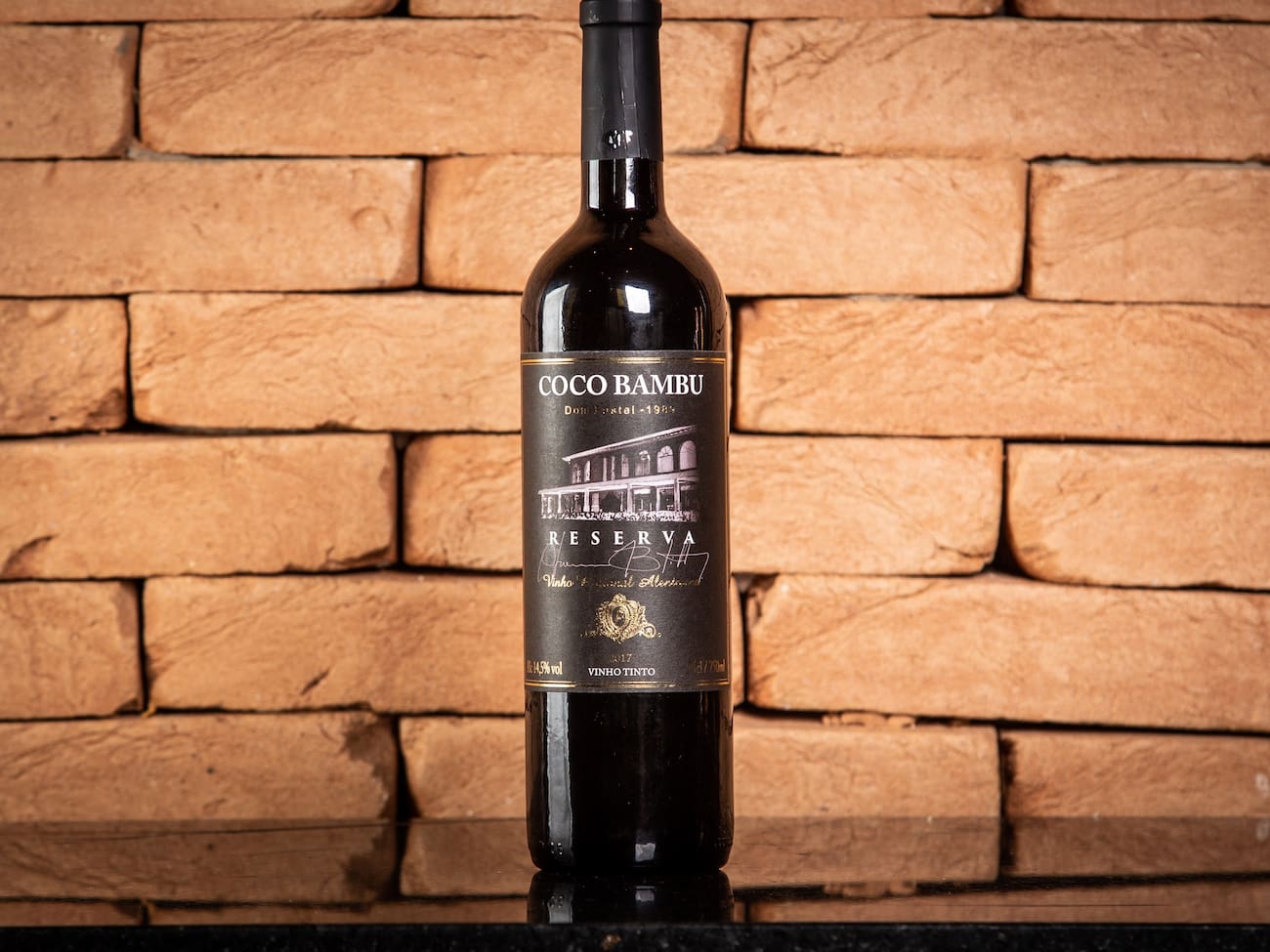 Vinho Português Alentejano, de aspecto límpido e cor granada viva com aroma muito austero e cheio de personalidade.