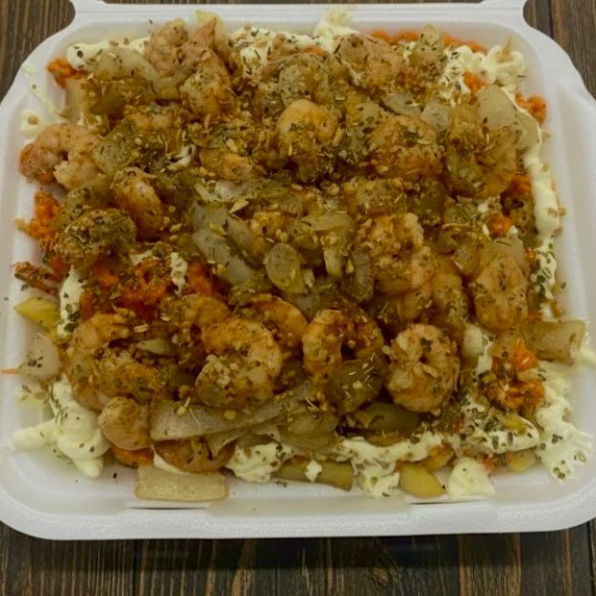 Batata frita, oregano, alho torado, cheddar e requeijao