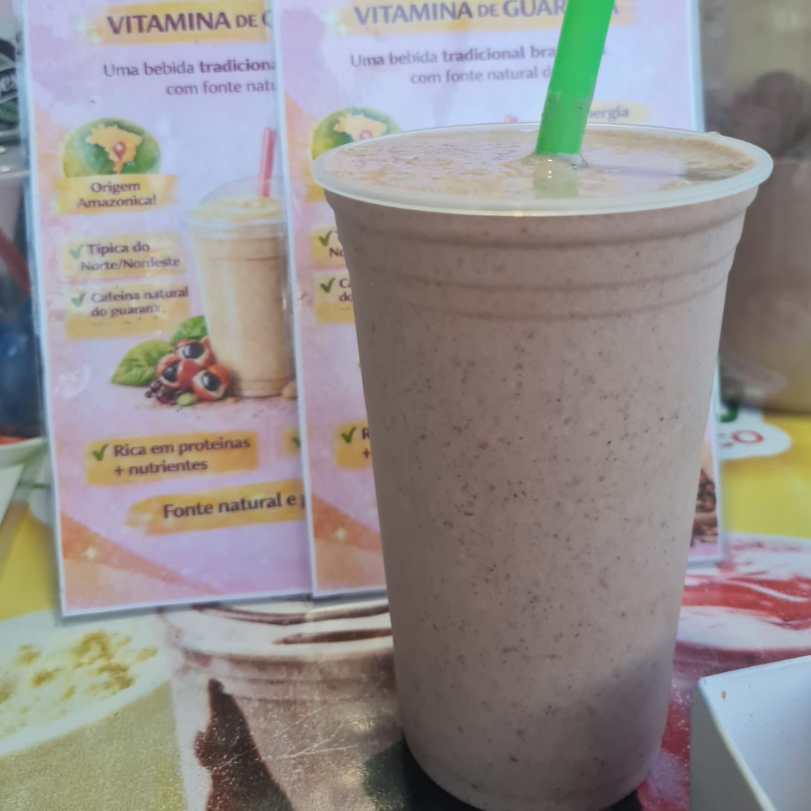 Banana fresca batida com guaraná em pó, combinada ao leite em pó, castanhas e amendoim, finalizada com um leve toque de xarope zero açúcar!!! Uma vitamina encorpada, naturalmente energética e com o sabor clássico que sustenta. O verdadeiro sabor do Puro Guarana! Consumo Imediato pois leva Banana.