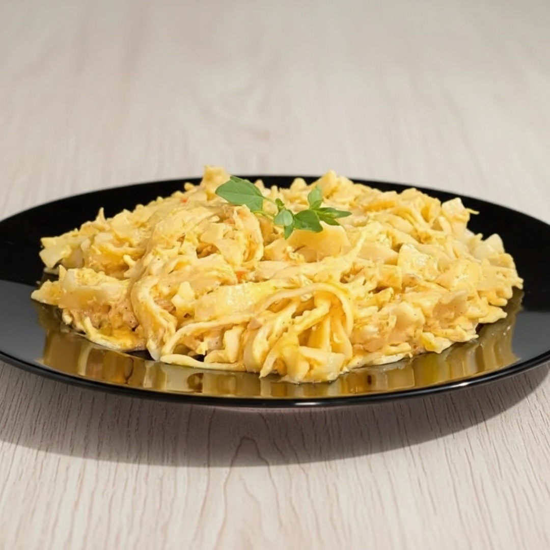 A 'Macarronada de Frango' é uma divina combinação de macarrão al dente envolto em um suculento e farto molho de frango desfiado cremoso, exalando um aroma irresistível. Este prato é uma opção perfeita para os amantes da culinária italiana e para aqueles que apreciam uma refeição substanciosa e confortante. Uma verdadeira delícia dos 'Pratos Principais' que promete uma experiência gastronômica inesquecível.
