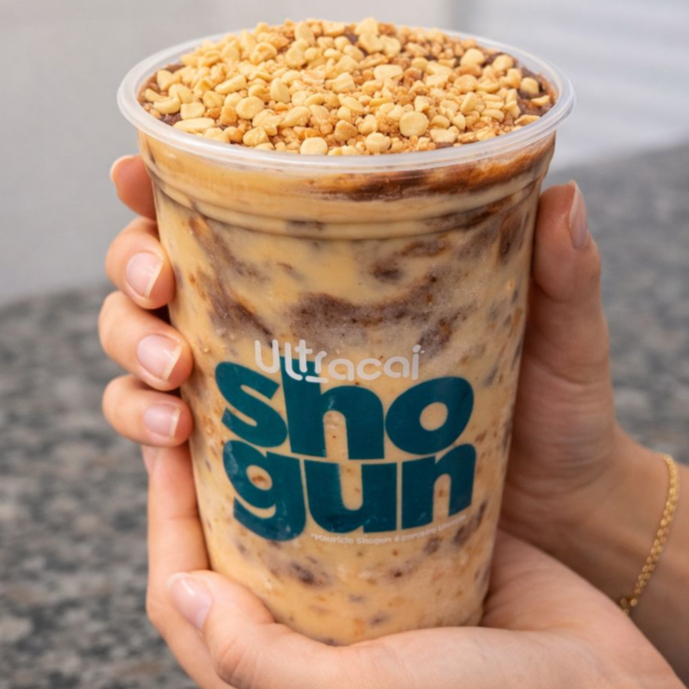 Copo Trufado de 500 ml, totalmente revestido com creme de amendoim, garantindo intensidade e cremosidade desde a primeira colherada. No interior, uma combinação indulgente de paçoca com creme de avelã, criando contraste perfeito entre sabor marcante do amendoim e a suavidade da avelã. Finalizado com uma camada generosa de creme de amendoim e creme de avelã, entregando uma experiência rica, equilibrada e extremamente cremosa