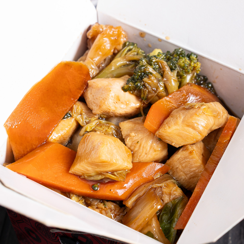 Macarrão oriental no molho exclusivo Yuuki, combinado com tiras de frango grelhado e legumes frescos: cenoura, brócolis e couve-flor. Porção ideal para uma refeição completa. 480 Ml