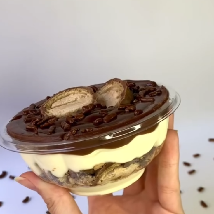 Creme de chocolate meio amargo,creme de ninho , amendoim triturado e sonho de valsa
