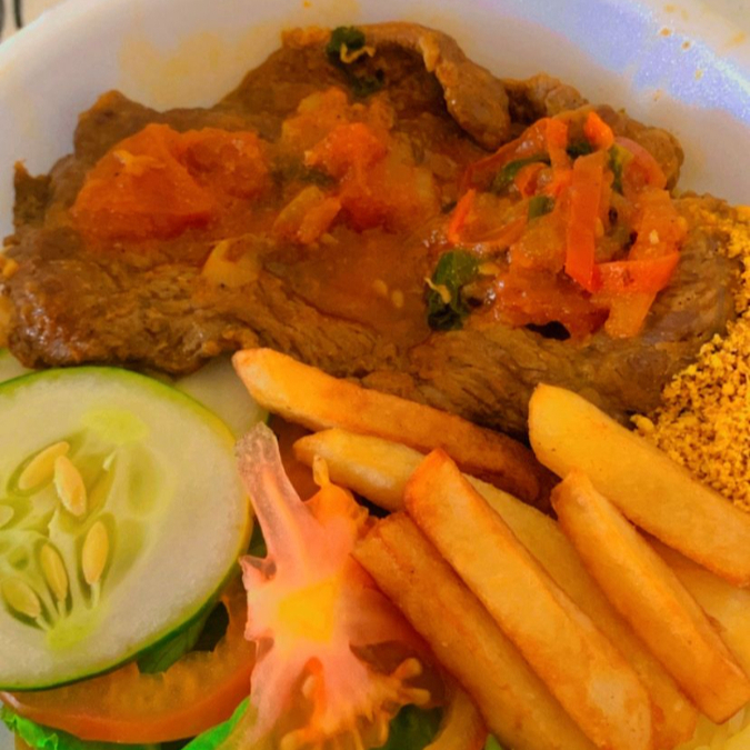 Bife suculento acebolado, preparado na hora, acompanhado de arroz, feijão, macarrão, salada, farofa e batata frita.