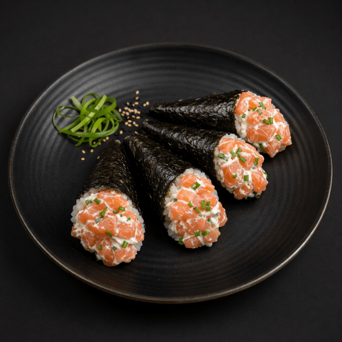 Alga, salmão cru, cream cheese e cebolinha