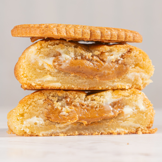 Massa tradicional com chocolate nobre branco e recheio de creme de Lotus Biscoff. A combinação perfeita do doce do chocolate branco com o sabor caramelizado do Lotus. Crocante e super recheado.