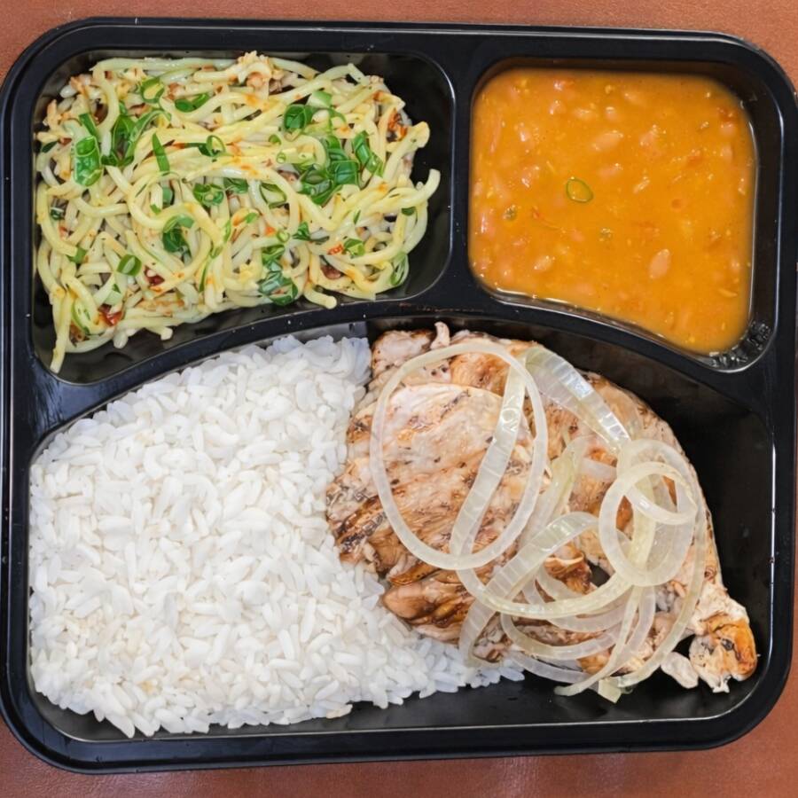 Frango Grelhado Acebolado, Arroz Branco Soltinho, Feijão de Caldo Encorpado e Macarrão ao Alho. Peça Agora e Sinta o Sabor da Comida de Verdade!