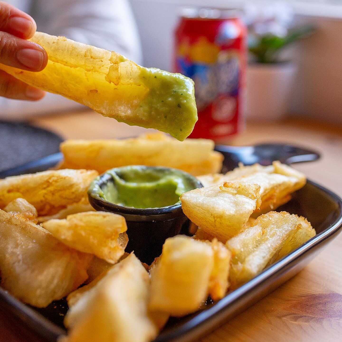 Yucas Fritas con Crema de Guasacaca