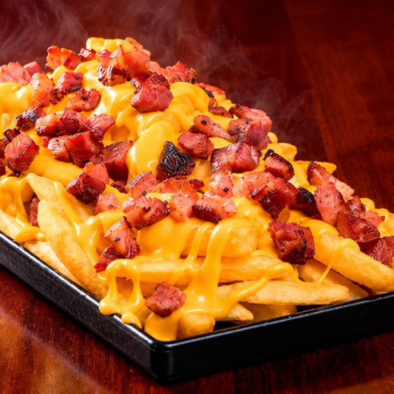 Batata frita dourada e crocante com bacon, finalizada com o queijo de sua escolha: cheddar ou muçarela. Uma porção cremosa, crocante e cheia de sabor.
