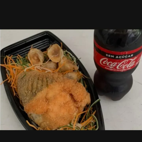 4 sashimis de salmão, 2 sushis de salmão, 4 salmão maki, 4 uramakis de filadelfia e 2 joe de alho poró.