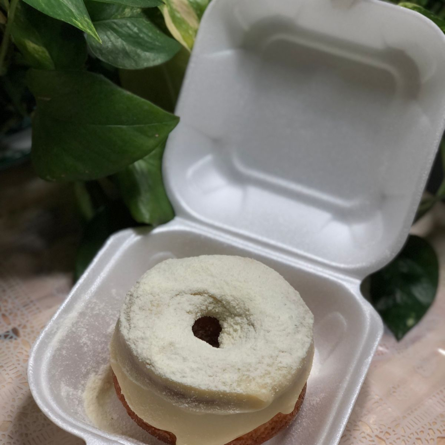 Mini Bolo Vulcão de Ninho
Massa branca leve e macia, preparada para realçar o sabor delicado da receita. Finalizado com uma generosa cobertura de brigadeiro branco gourmet, super cremoso e aveludado, proporcionando uma combinação irresistível de suavidade e doçura na medida certa. Ideal para quem aprecia sobremesas delicadas e cheias de sabor.