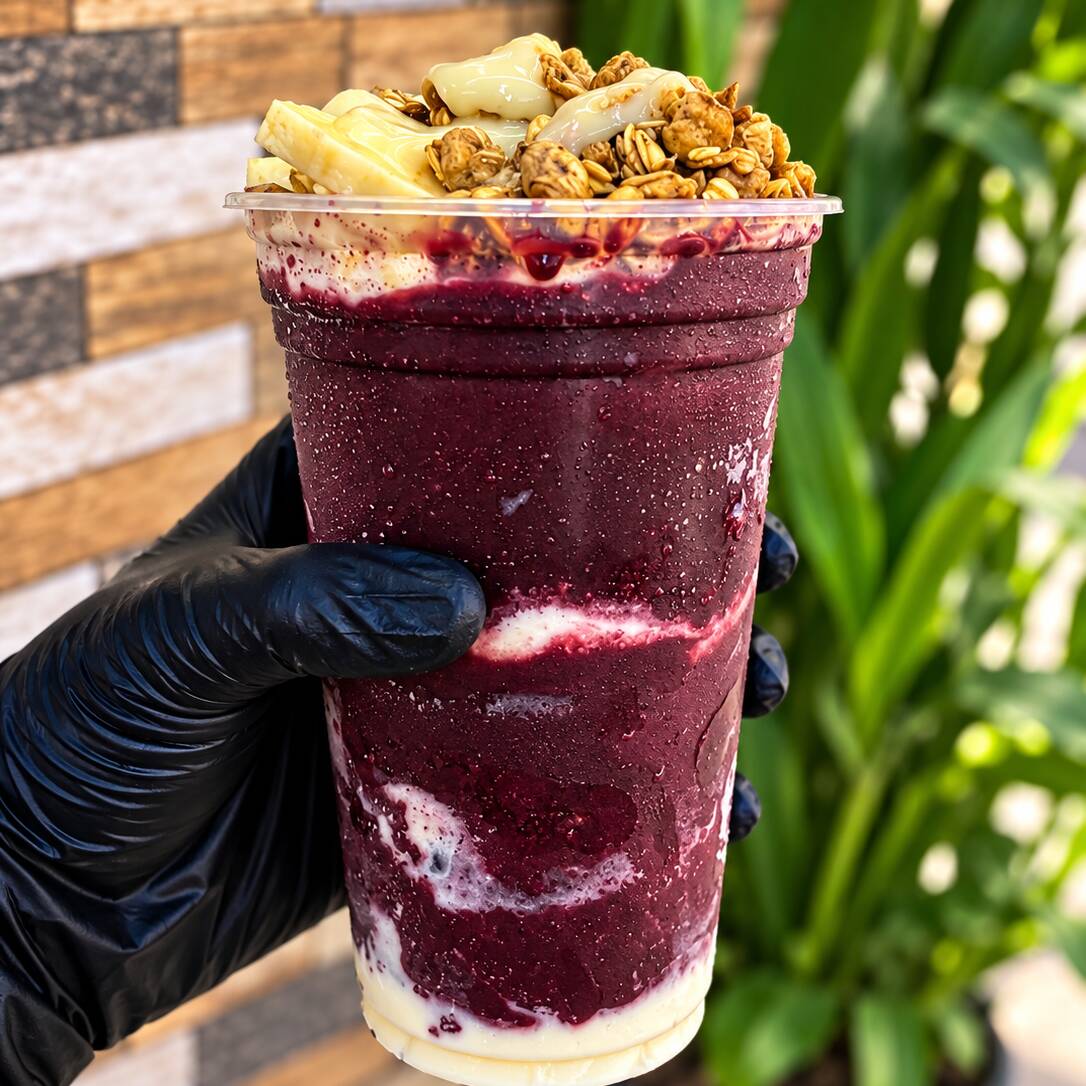 Creme de açaí , granola , leite condensado , leite em pó e banana .