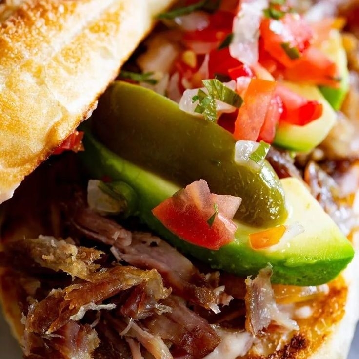 Guacamaya de Carnitas