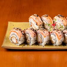 uramaki com recheio de camrao empanado, e laminas de salmao por cima (opcional maçaricado)