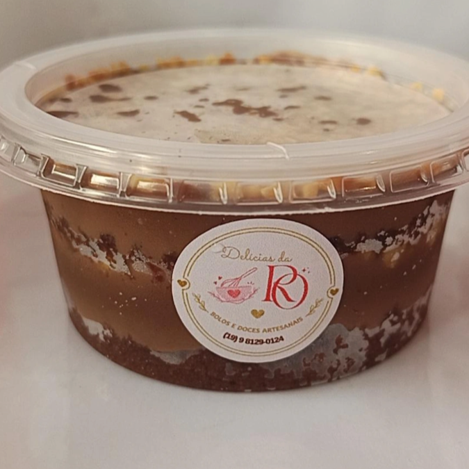 Delicioso bolo de pote com duas camadas generosas de recheio cremoso de brigadeiro gourmet com amendoim 🥜