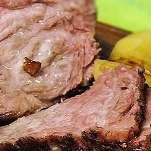 Corte nobre de cupim assado lentamente na defumadora, envolto em papel celofane para manter toda a suculência. Temperado apenas com sal grosso e finalizado com manteiga sem sal na medida certa. Carne macia, suculenta e cheia de sabor artesanal.
