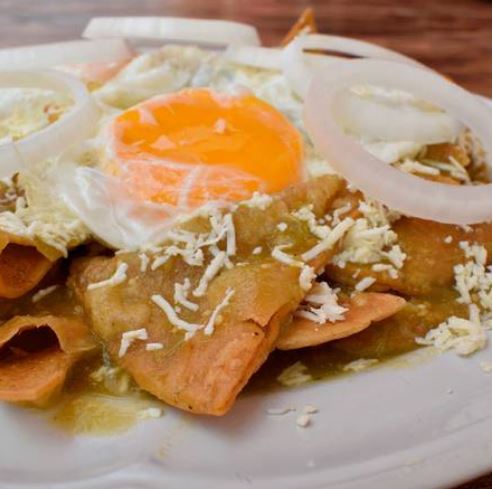 Chilaquiles verdes c/tampiqueña
