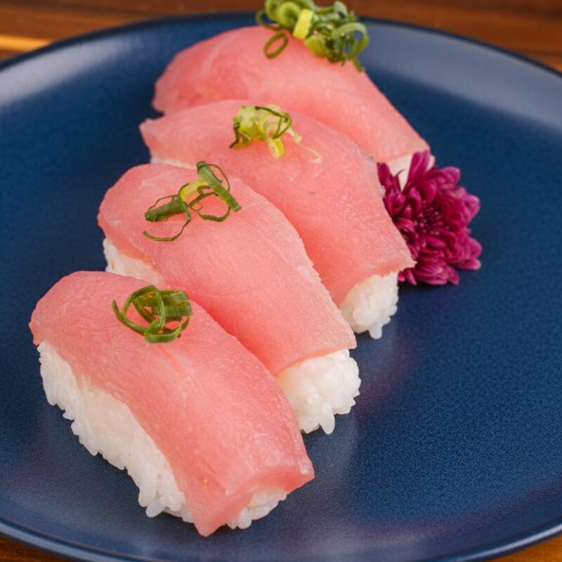 Lâminas de Atum e arroz japonês.