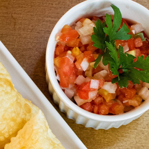 Tomate, cebola, pimentão, vinagre e sal