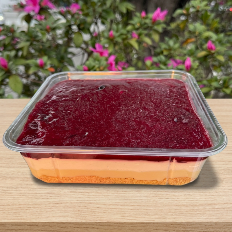 Base de biscoito, com brigadeiro branco, com mousse de Cream Cheese coberto com geleia de frutas vermelhas.
1Kg. Serve de 6 á 8 fatias.