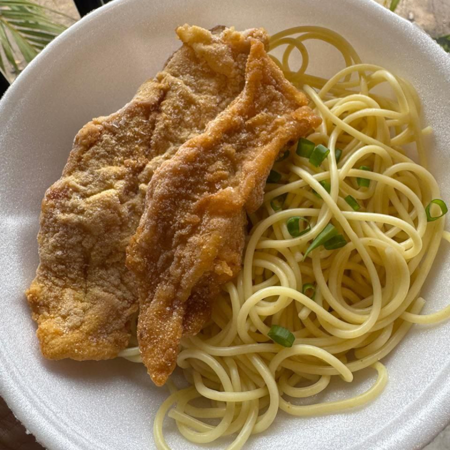 Frango empanado crocante acompanhado de espaguete.