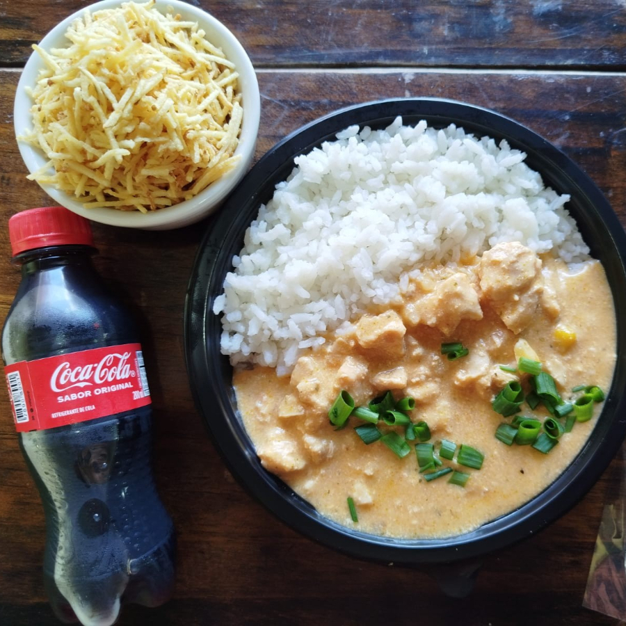 Arroz soltinho com estrogonofe cremoso, com azeitona e milho, acompanha batata frita e um Refrigerante pet