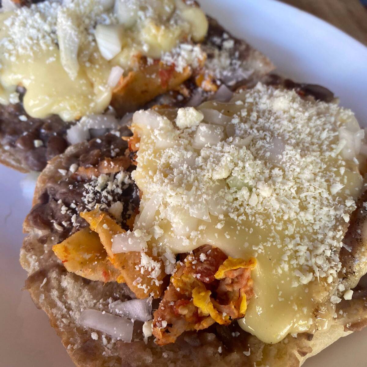 Pachuco Coronados con Chilaquiles Verdes
