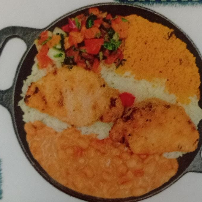 file de lombo de porco com mandioca e arroz branco feijao de caldo farofa e vinagrete