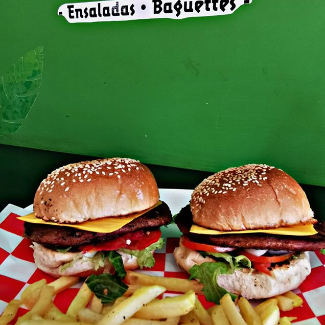 Combo 2 Hamburguesas con Queso + Bebida 250 Ml