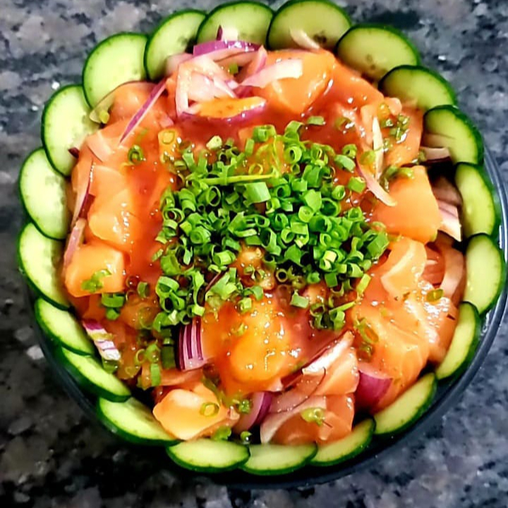 350 GRAMAS DE CUBOS DE SALMÃO SOBRE O ARROZ, TEMPERADOS AO MOLHO ESPECIAL DO CHEFF.