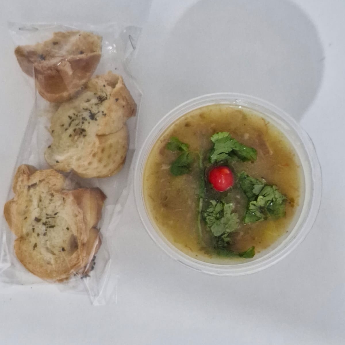 Caldo encorpado e bem cremoso, preparado com mandioca bem cozida e batida. Refogado com alho e cebola no azeite, temperado com temperos naturais e finalizado com cheiro-verde fresco. Sabor caseiro que aquece e conforta.