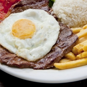 Acompanha 1 Bife Bovino, ovo frito, arroz, feijão preto, batata frita.
