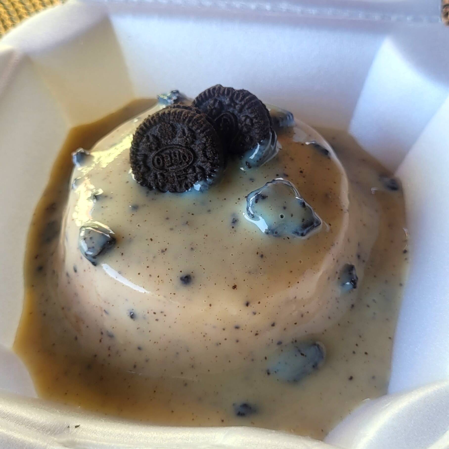 Bolo fofinho de baunilha com cobertura de brigadeiro cremoso de ninho e biscoito Oreo. Aproximadamente 250g.
