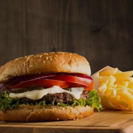 1 blende de 130g de carne caseira, pão, maionese da casa, alface, 2 fatias de tomate, queijo mussarela.