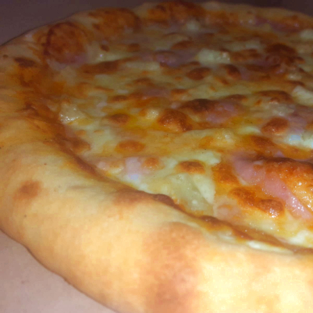 pizza hawaiana orilla rellena de queso mozzarella