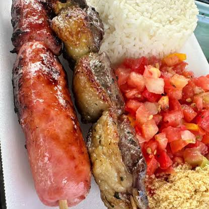 Arroz,vinagrete,farofa e 2 espetos