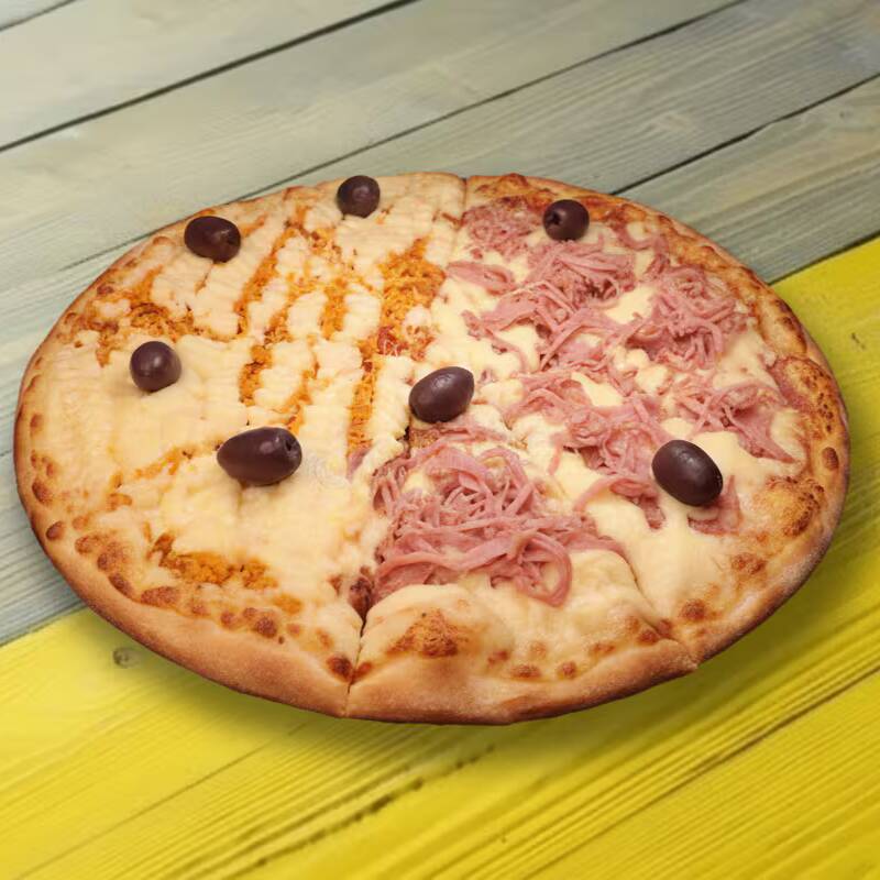 Pizza grande com 8 pedaços, meio a meio, frango com Catupiry e portuquesa, dois sabores tradicionais por um preço promocional.