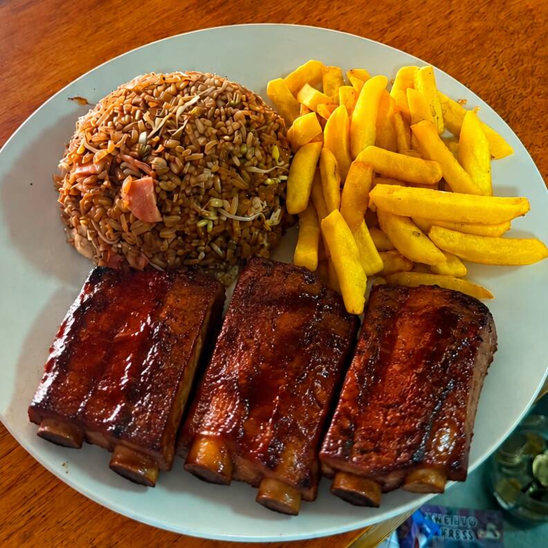 Arroz chino con costillas BBQ