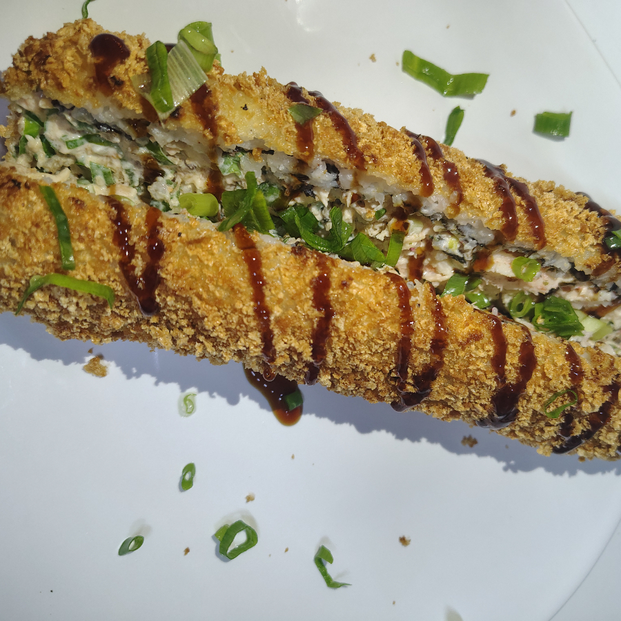 Uma criação ousada e deliciosa : salmão fresco em abundância com cream cheese cremoso, cebolinha fresca, arroz temperado e envolto em alga nori premium, tudo isso empanado e frito até atingir uma crocância dourada e irresistível , o resultado ? um verdadeiro Dogão de sushi ,generoso e surpreendente , com aproximadamente 400grs serve ate 2 pessoas.