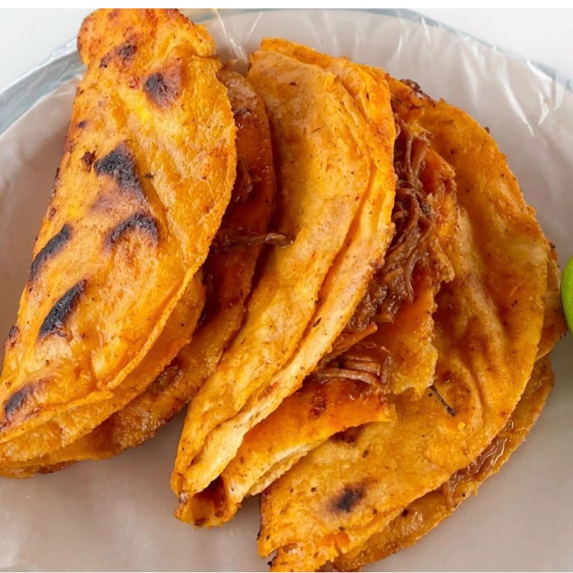 Taco dorado de birria con queso