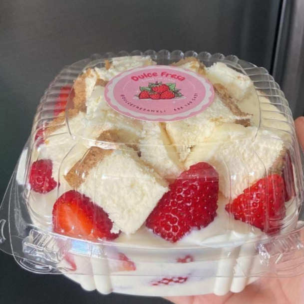 CHAROLA DE FRESAS CON CREMA Y CHEESECAKE