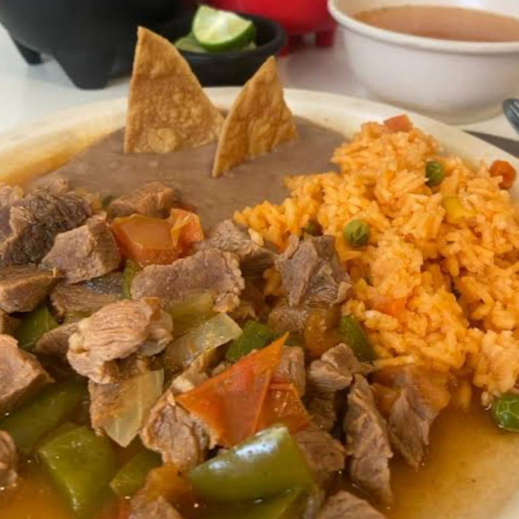 Bistec a la Mexicana con Arroz y Frijoles y Agua